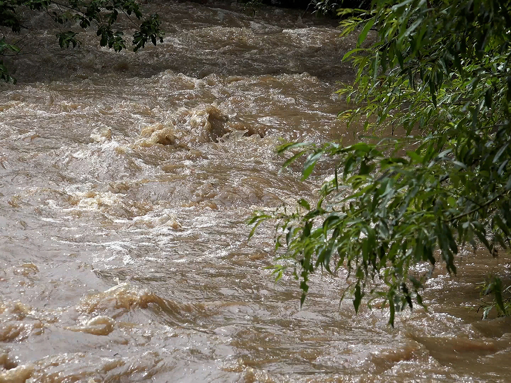 Родники дождь. Грязный ручей. Ручьи после дождя. Река Кахаба. Грязный Ручеек.